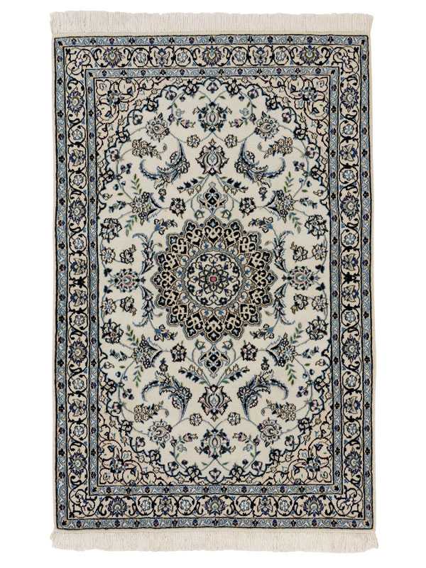 Tappeto persiano nain nola con medaglione centrale blu, intricati dettagli decorativi floreali blu e bianchi su campo bianco e spesso bordo
