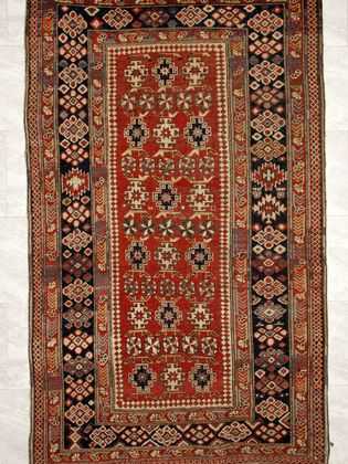 Tappeto shirvan antico con motivi decorativi geometrici a tutto campo rosso e sullo spesso bordo rosso e blu