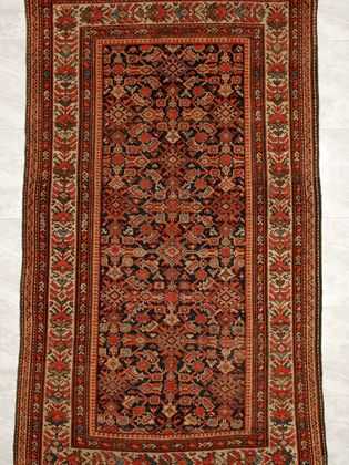 Tappeto shirvan antico con intricati dettagli decorativi geometrici rossi sul campo blu del tappeto e sullo spesso bordo bianco e rosso