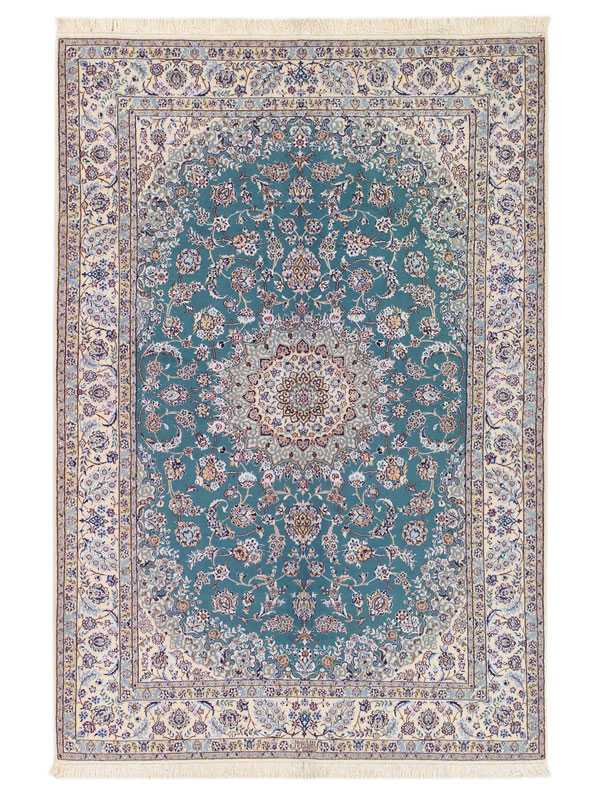 Tappeto persiano nain nola con medaglione centrale bianco, intricati dettagli decorativi floreali su campo azzurro e spesso bordo
