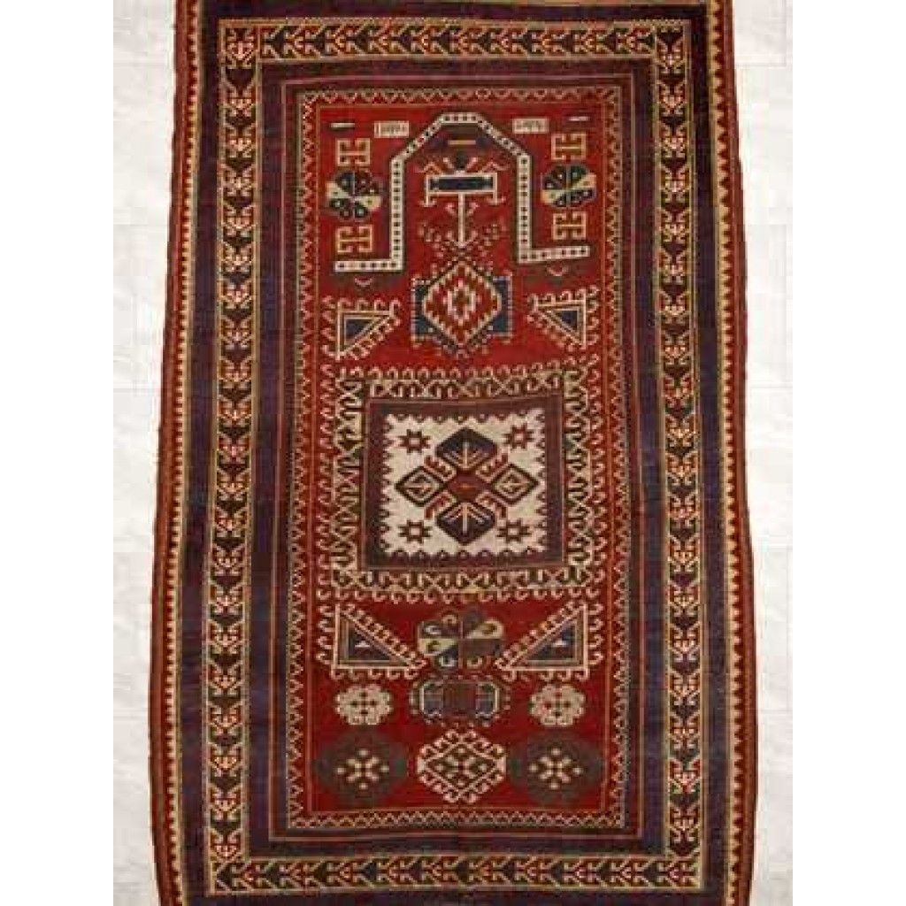 Tappeto shirvan antico con medaglione centrale geometrico bianco e intricati dettagli decorativi geometrici sul campo rosso del tappeto e sullo spesso bordo rosso e blu