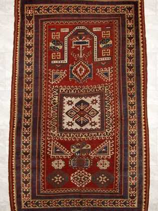 Tappeto shirvan antico con medaglione centrale geometrico bianco e intricati dettagli decorativi geometrici sul campo rosso del tappeto e sullo spesso bordo rosso e blu