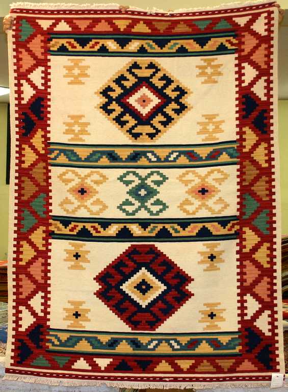 Tappeto contemporaneo kilim lana con motivi decorativi a fasce e dettagli uncinati su fondo crema