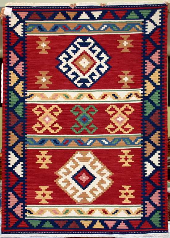 Tappeto contemporaneo kilim lana con motivi decorativi a fasce e dettagli uncinati su fondo rosso
