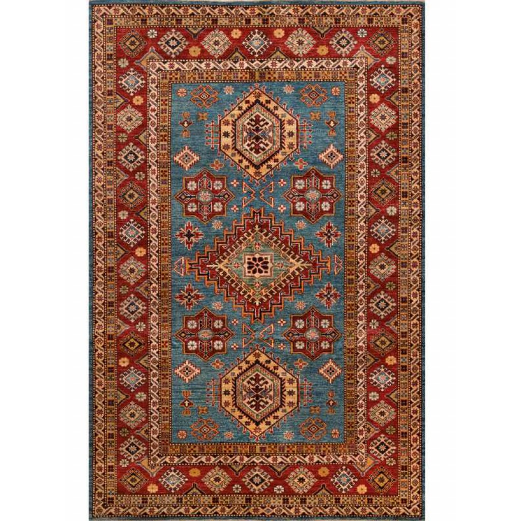 Tappeto decorativo Lesghi con triplo medaglione centrale geometrico uncinato e dettagli decorativi geometrici e lineari su sfondo blu, e sullo spesso bordo triplo rosso