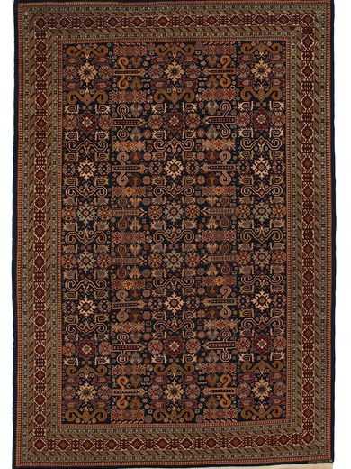 Tappeto shirvan antico con intricati dettagli floreali sul campo blu del tappeto e geometrici sul bordo rosso