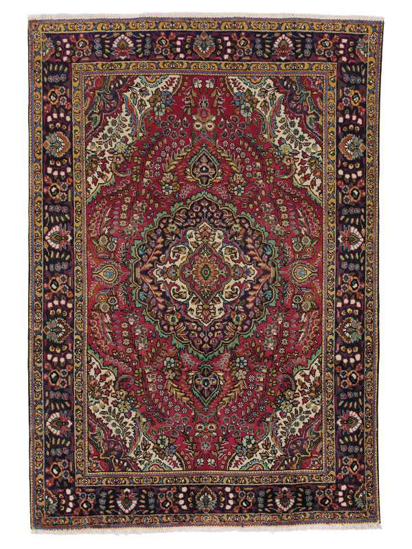tappeto persiano tabriz con medaglione centrale e intricate decorazioni floreali e su sfondo rosso e con spesso bordo.