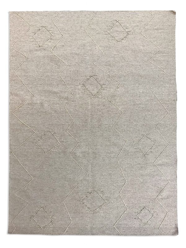 Tappeto kilim contemporaneo Artorient della collezione Arazi Home Graff, a tessitura piatta e con ricamo in rilievo eseguito con tecnica sumak, grigio con decorazioni geometriche astratte argento