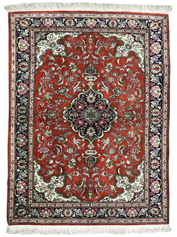 tappeto persiano qum o qom shareza rosso con medaglione centrale su sfondo rosso e decorazioni floreali