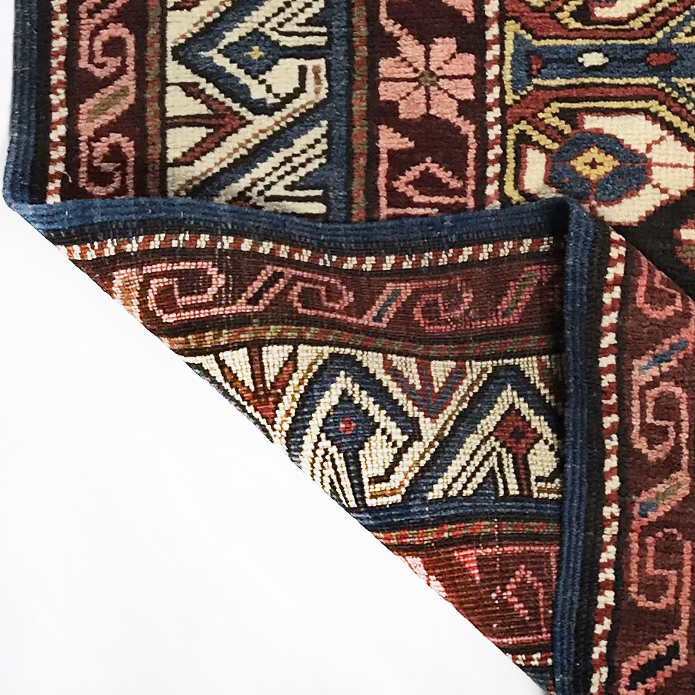 tappeto shirvan perpedil piegato per mostrare il retro, uno dei segnali di qualit&agrave; di un tappeto