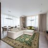 tappeto decorativo stile classico verde in salotto bianco moderno minimalista