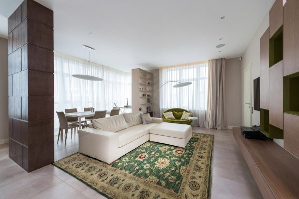 tappeto decorativo stile classico verde in salotto bianco moderno minimalista