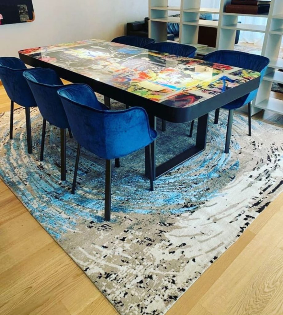 tappeto riviera contemporaneo sotto tavolo da pranzo in soggiorno pop moderno con sedute blu