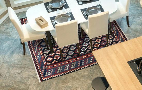 tappeto kilim etnico sotto tavolo da pranzo