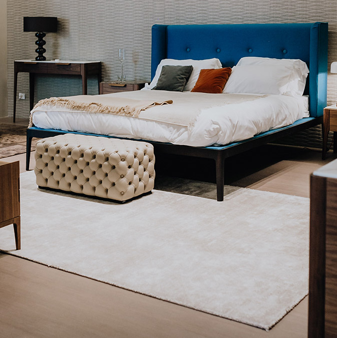 tappeto contemporaneo bianco in camera da letto moderna minimalista