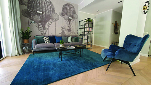 tappeto moderno amsterdam blu coordinato a cuscini e poltrone